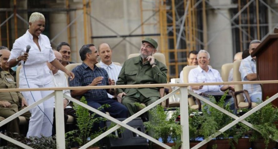 Haila Mompié canta para Fidel Castro.