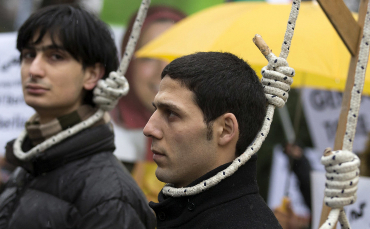 Jóvenes iraníes simulan los ahorcamientos en una protesta en Berlín. 