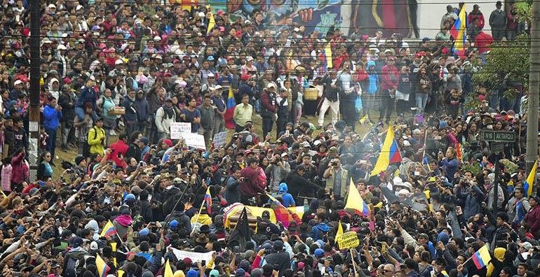 Miles de indígenas ecuatorianos acompañan el féretro de uno de sus dirigentes, muerto en las movilizaciones en Quito.