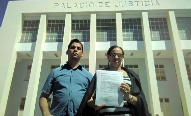 Carlos Amel Oliva, de la UNPACU, y Nelva Ortega, esposa de José Daniel Ferrer, en el Tribunal.