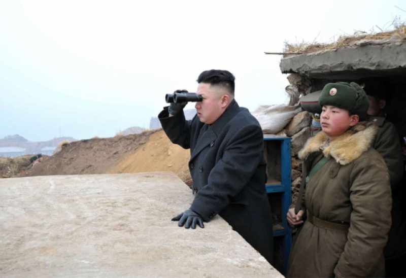 El dictador norcoreano, Kim Jong-un, mira hacia el sur en una foto publicada por su régimen.