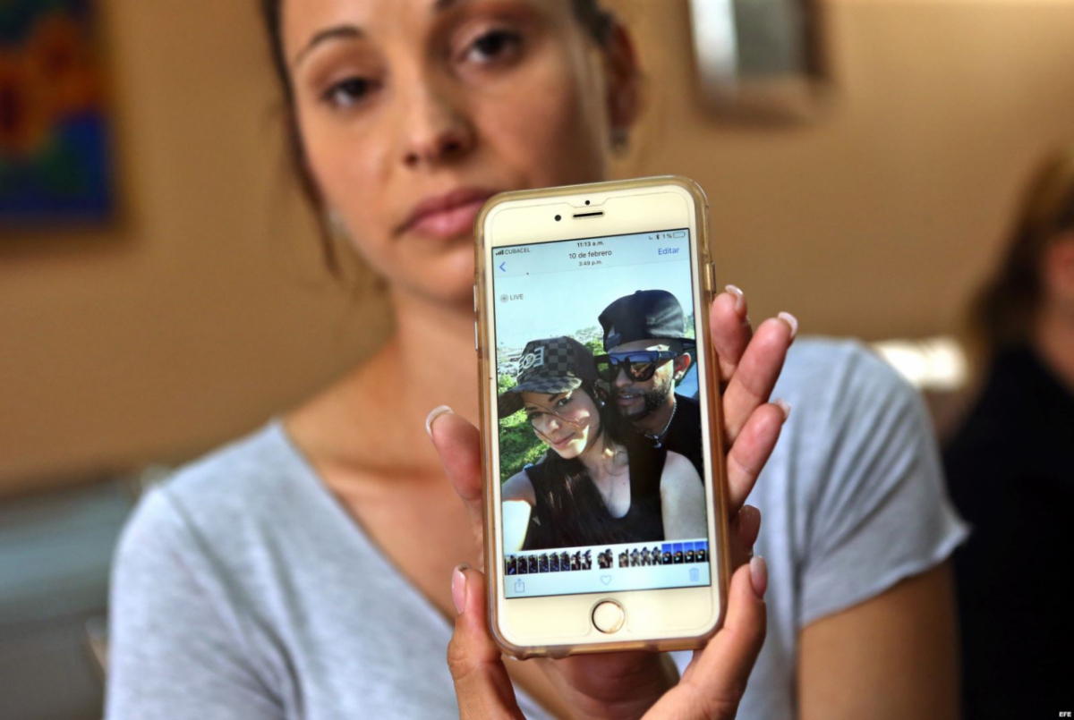 La hermana de Mailén Díaz muestra una fotografía de la joven.