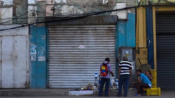 Maracaibo. Negocios cerrados y vendedores callejeros.