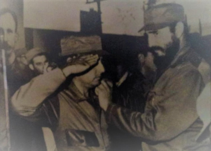 Marciano Guevara con saludo militar ante Fidel Castro. 