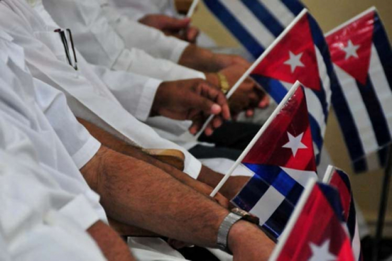 Médicos cubanos.