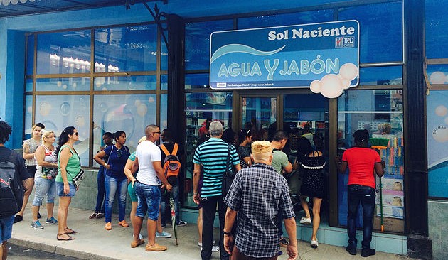 Cubanos hacen cola ante tienda de productos de aseo.