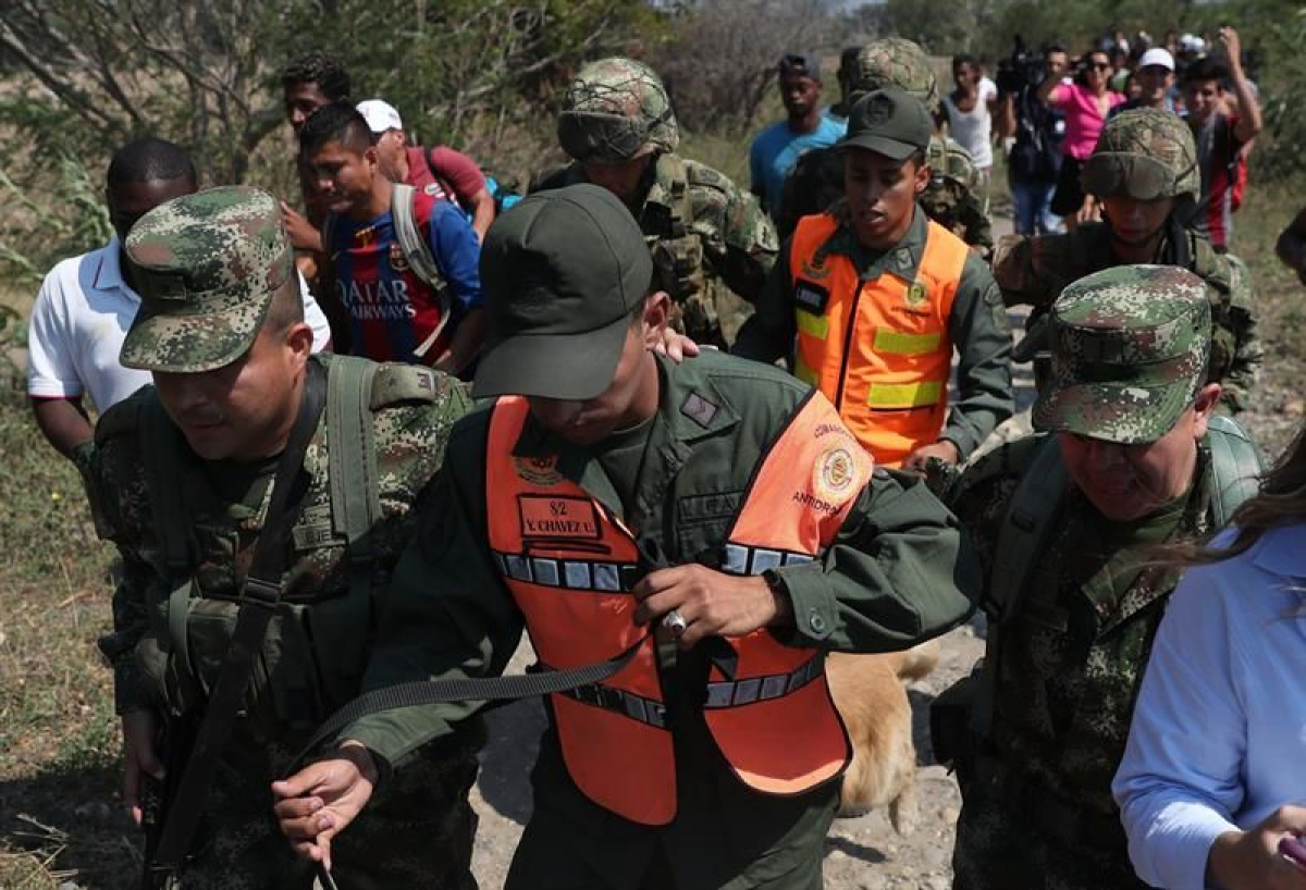 Miembros del Ejército de Colombia acompañan a dos agentes de la GNB que desertaron el pasado 25 de febrero de 2019 en una trocha en Cúcuta.