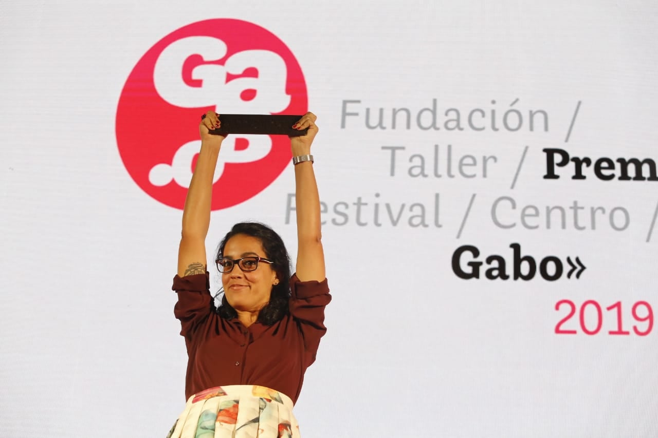 Mónica Baró alza su Premio Gabo.