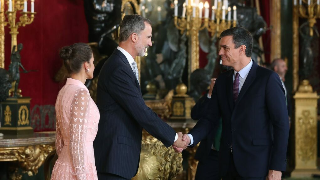 Los reyes de España saludan al presidente en funciones Pedro Sánchez.
