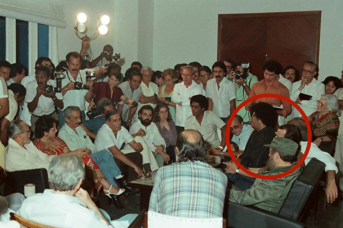 Pablo Milanés junto a Silvio Rodríguez (cubierto) y Fidel Castro, en 1984.