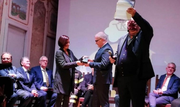 El embajador cubano en Italia recibe el premio otorgado a Eusebio Leal.