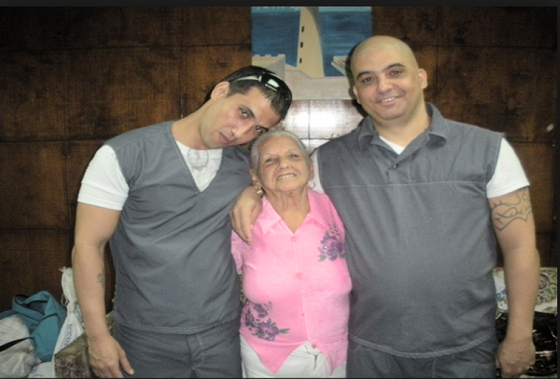 Harold Alcalá Aramburo y Maikel Delgado Aramburo junto a su abuela.