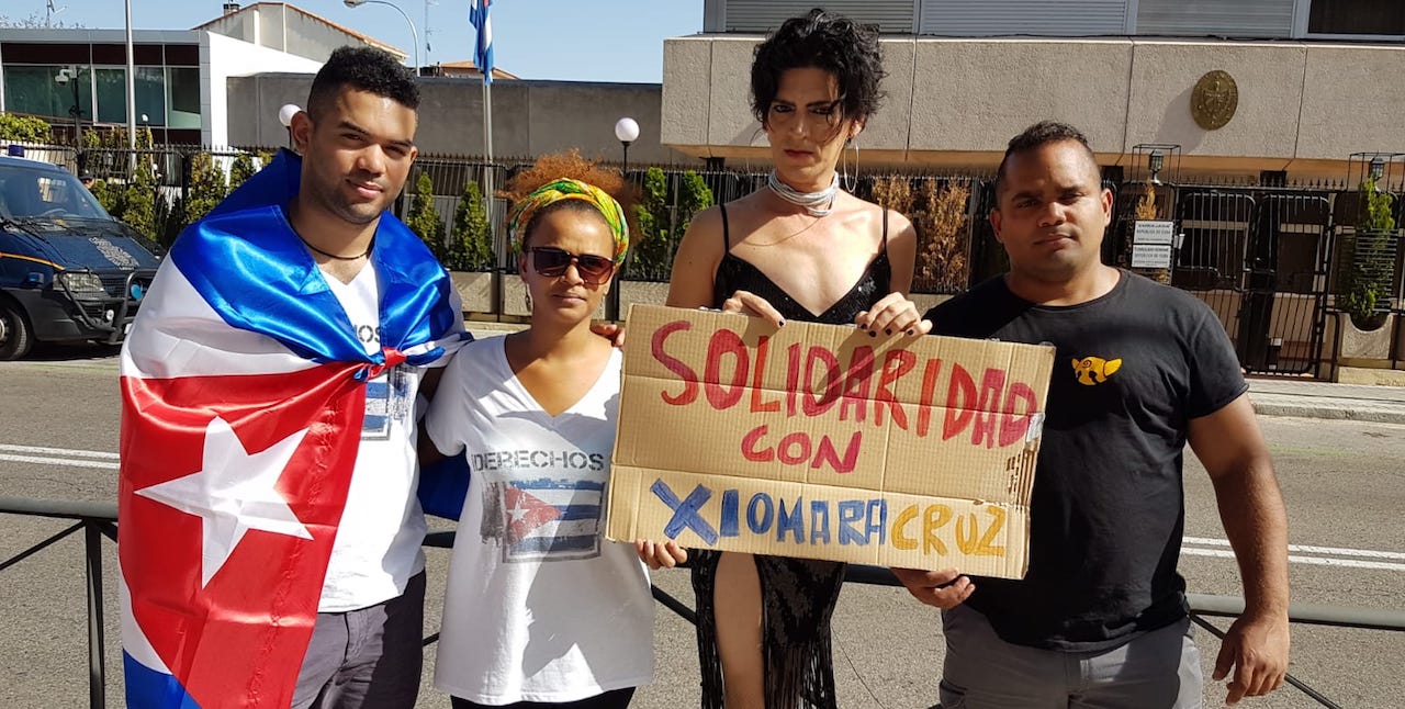 Algunos de los participantes en la protesta frente al Consulado de Cuba en Madrid.