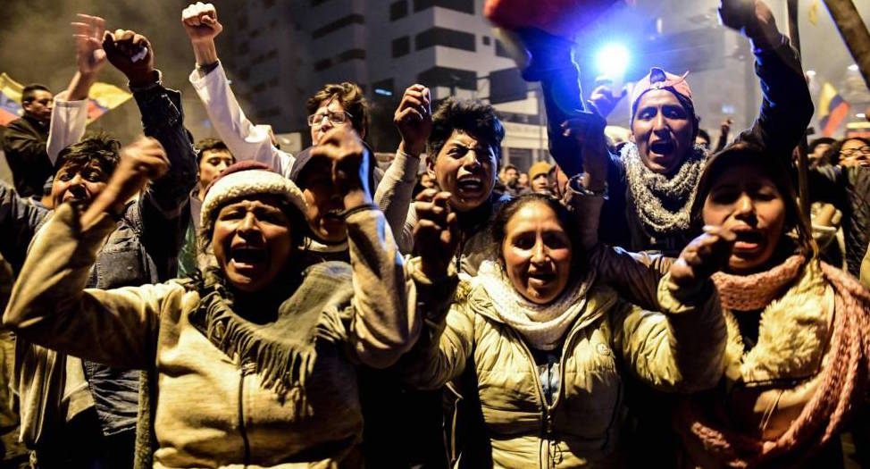Activistas indígenas celebran en Quito la retirada de las medidas del Gobierno ecuatoriano.