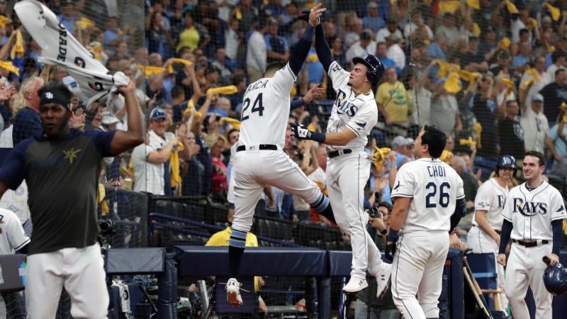 Los Rayos de Tampa celebran durante su duelo sobre los Astros.
