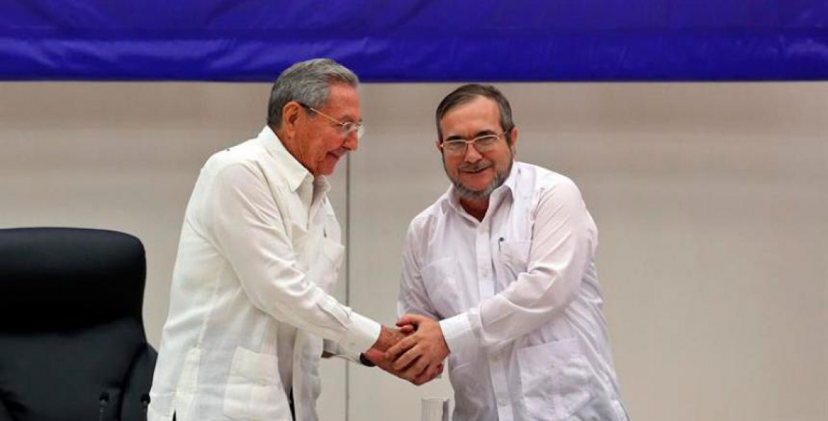 Raúl Castro junto a Timochenko en La Habana, durante las conversaciones de paz de Colombia. 