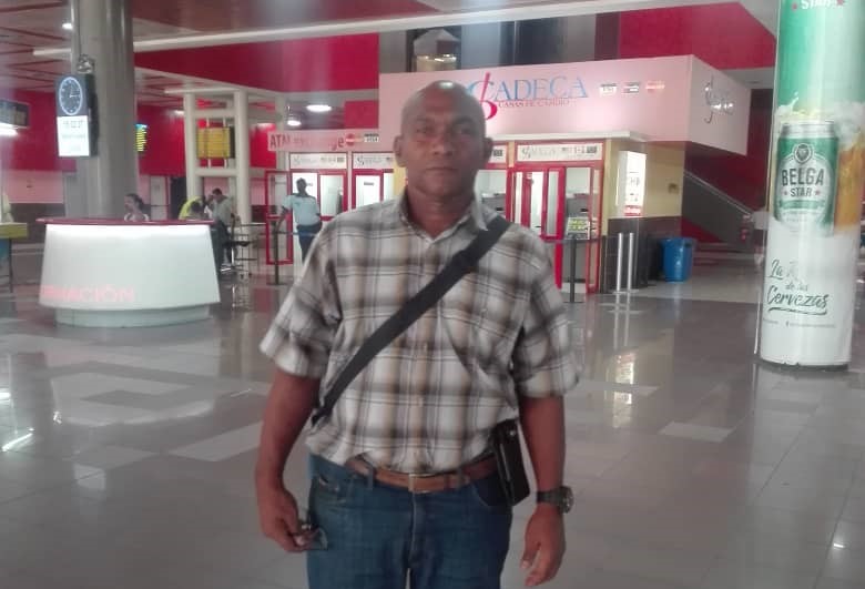 Julio Ferrer Tamayo en el aeropuerto.