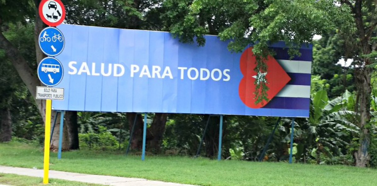 Valla con lema propagandístico del sistema de salud cubano.