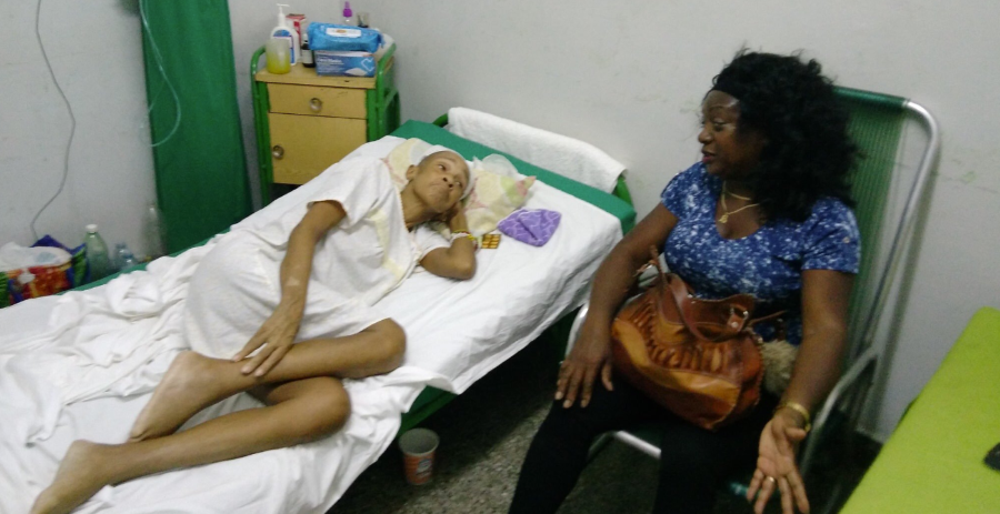 Berta Soler visita a Xiomara Cruz en el hospital.