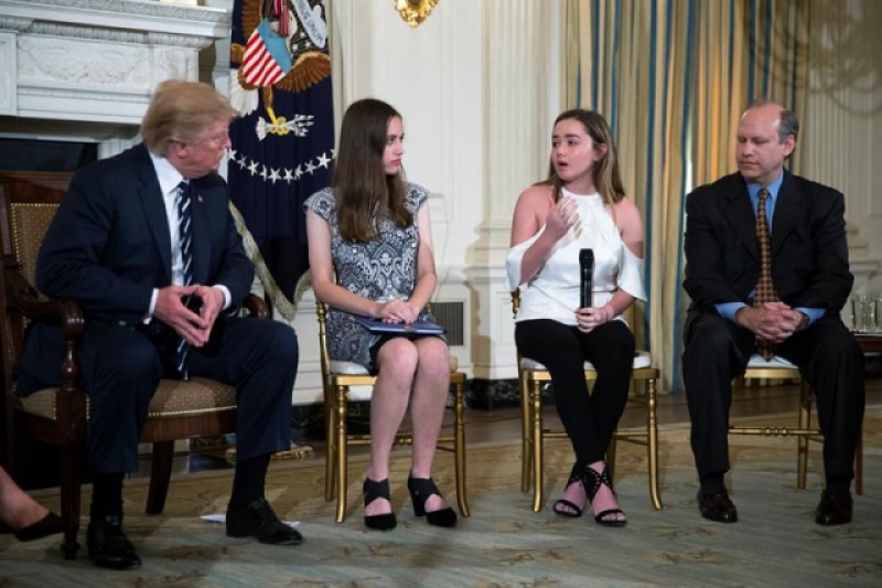Trump (i), escucha a la estudiante Ariana Klein (2d) durante una sesión de escucha con estudiantes y profesores de secundaria, en la Casa Blanca.