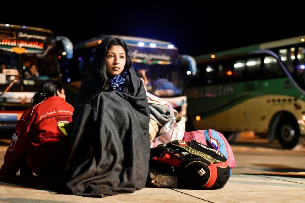 Nacari (16) en Huaquillas, Ecuador, frontera con Perú, tras cruzar el país en un ómnibus dispuesto por las autoridades ecuatorianas, el 25 de agosto.