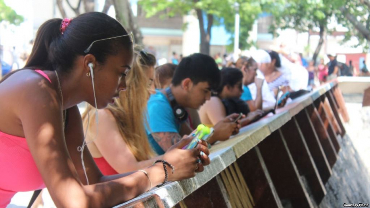 Los cubanos aprovecharon la prueba gratis de internet móvil.