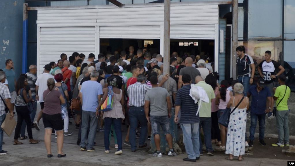 Cubanos hacen cola a la entrada de una de las tiendas en dólares en La Habana.