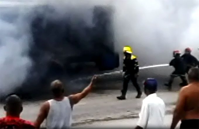 Los bomberos sofocan el fuego en el lugar del accidente.