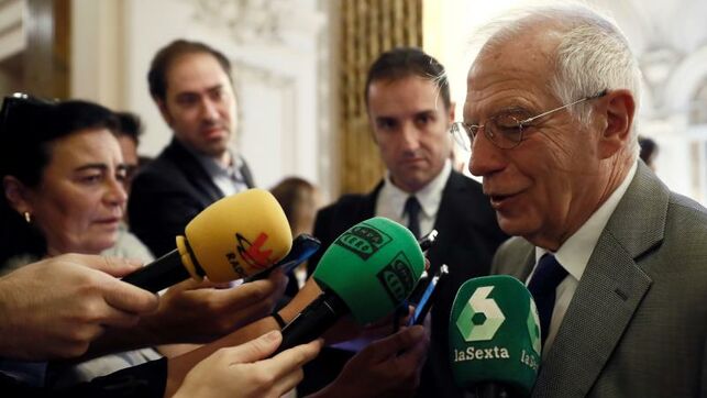 Josep Borrell hace declaraciones a la prensa.