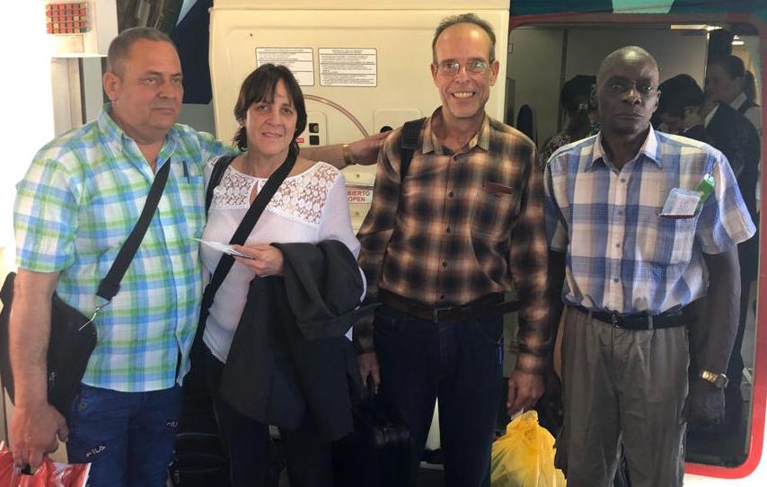 Los cuatro cubanos en la puerta del avión, antes de abandonar Bolivia.