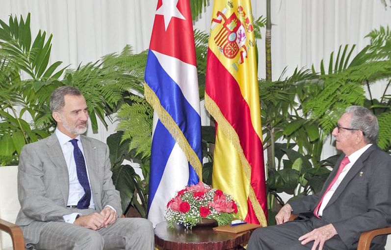El rey Felipe VI y Raúl Castro en La Habana.