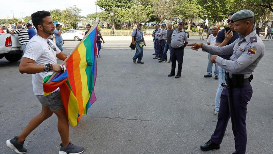 Policías cubanos durante una marcha independiente LGBTI en mayo de 2019.