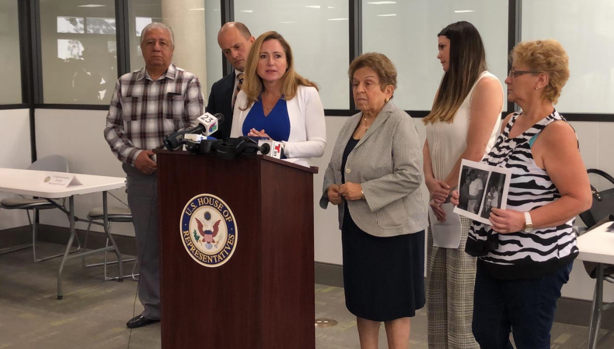 Presentación del proyecto de ley para reactivar el programa de reunificación de familias cubanas en Miami.