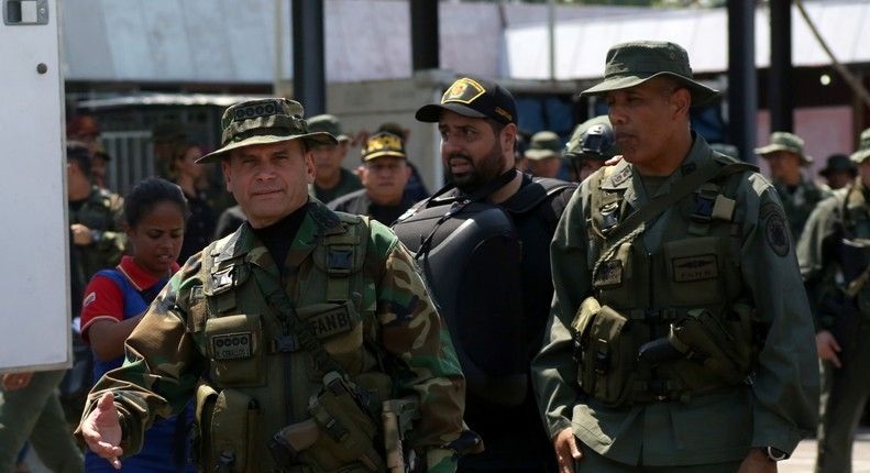 El comandante Remigio Ceballos, a la izquierda.
