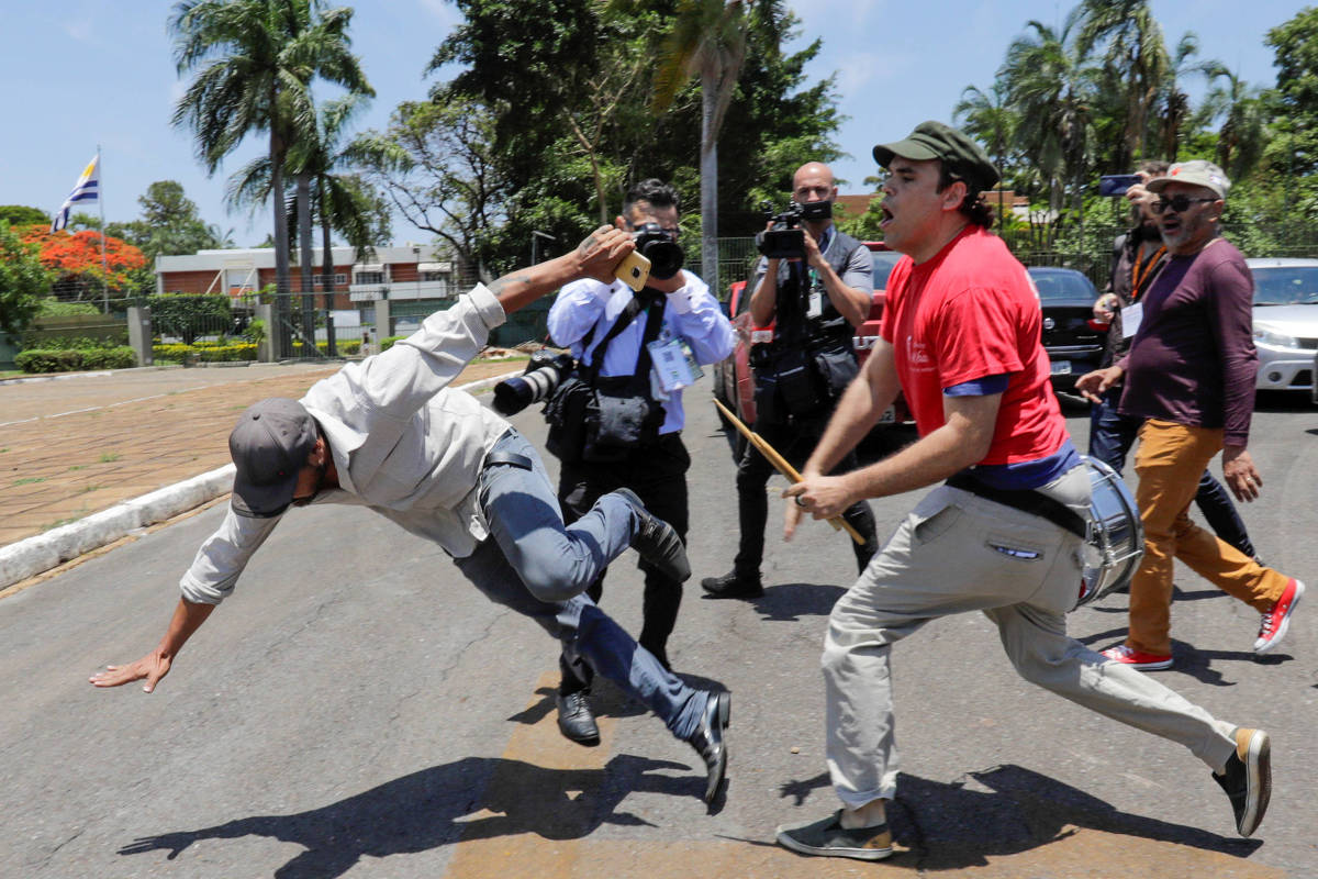 Partidarios de Maduro atacan a seguidores de Juan Guaidó.