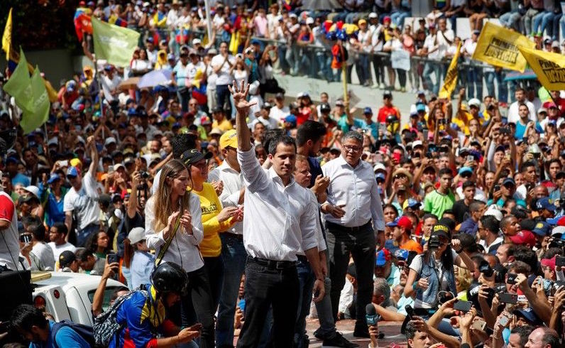 El líder de la opositor Juan Guaidó saluda a los participantes en una concentración en Caracas.