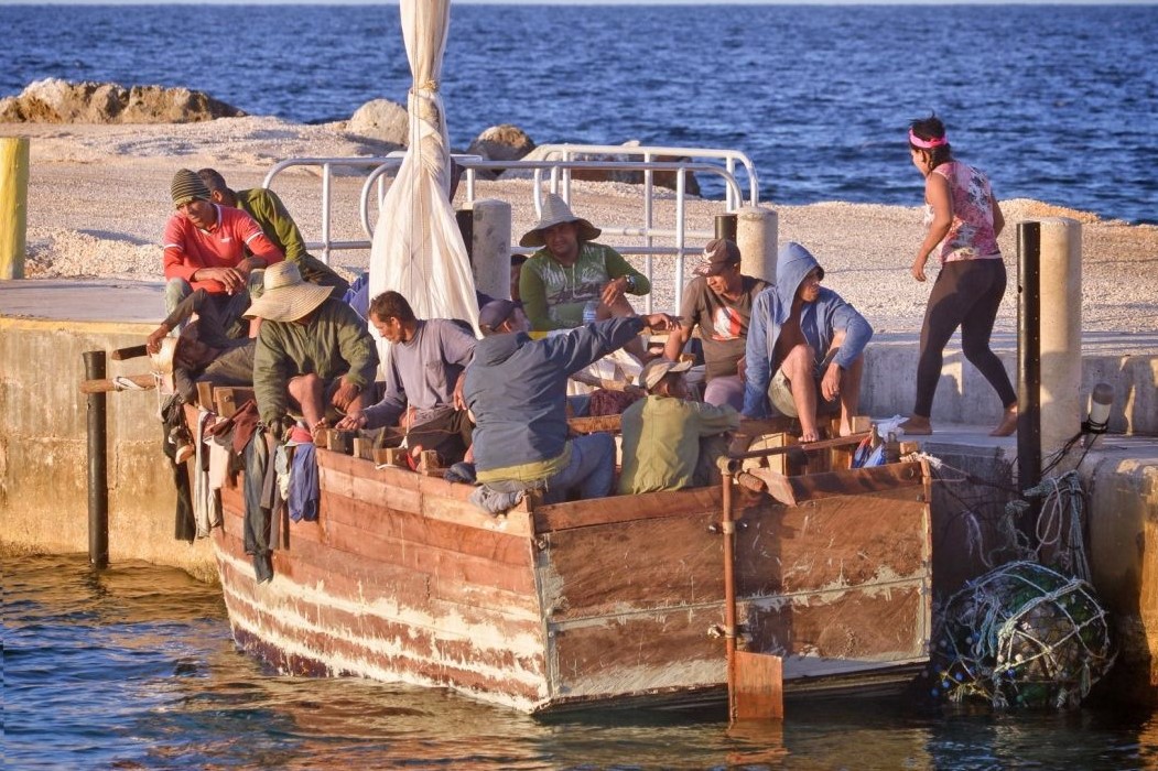 Balseros cubanos desembarcan en la isla Caimán Brac.