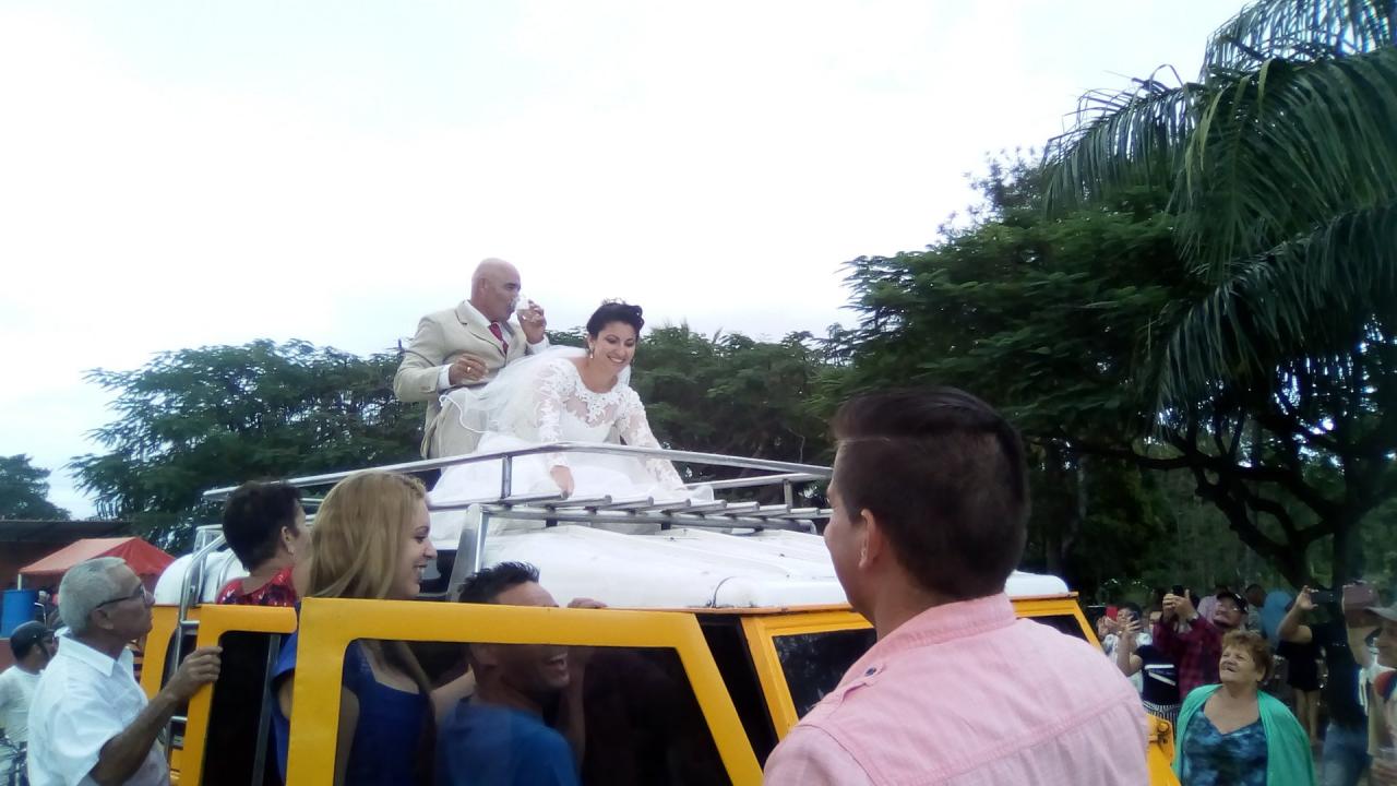 Los recién casados atravesaron Cabaiguán sobre un 'jeep' este 21 de diciembre. 