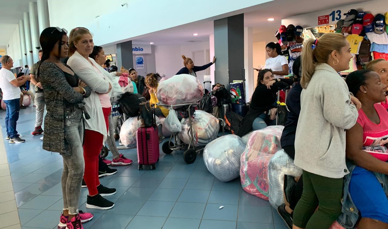 Cubanos en el Aeropuerto de Managua con sus compras.