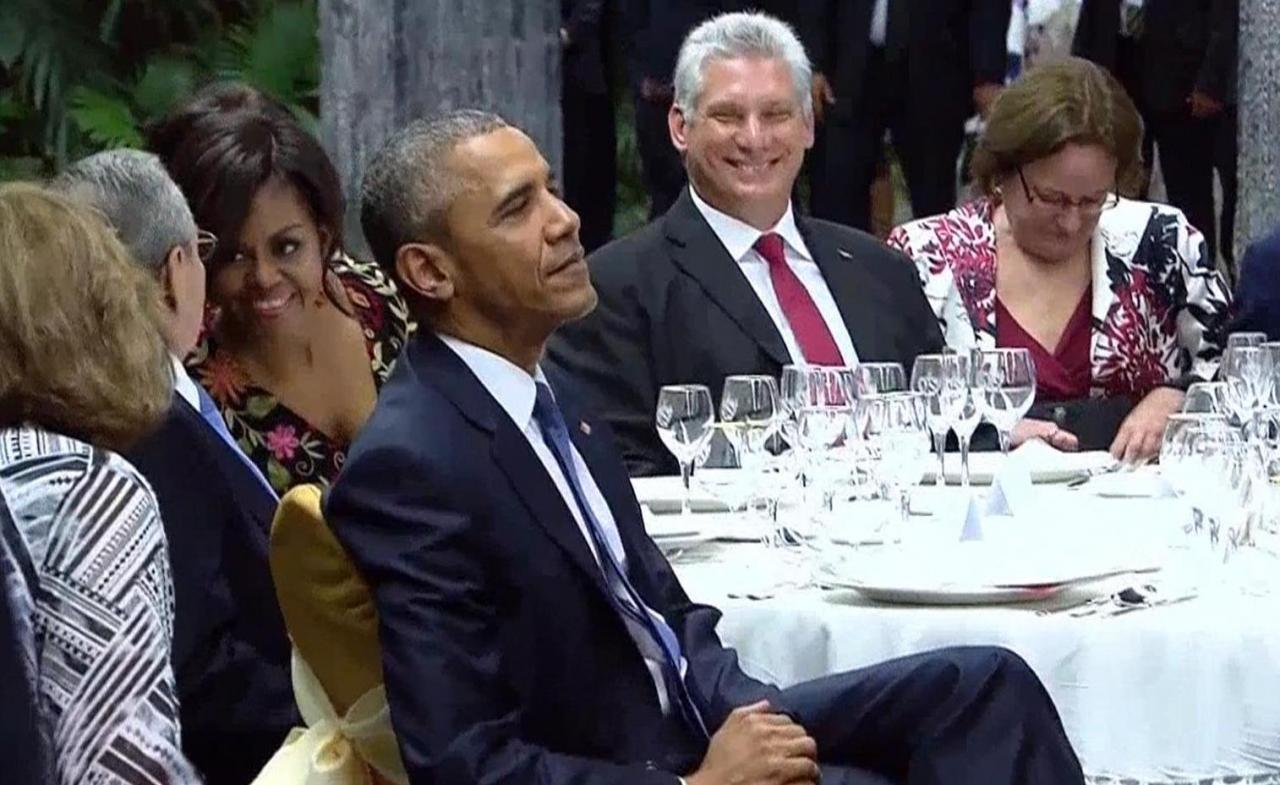 Mientras Raúl Castro conversa con Michelle Obama, Miguel Díaz-Canel le sonríe a Barack Obama.