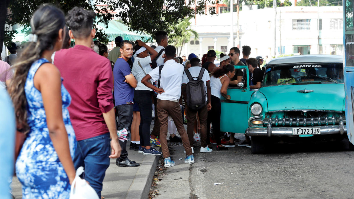 Cubanos esperan por un medio de transporte en La Habana.