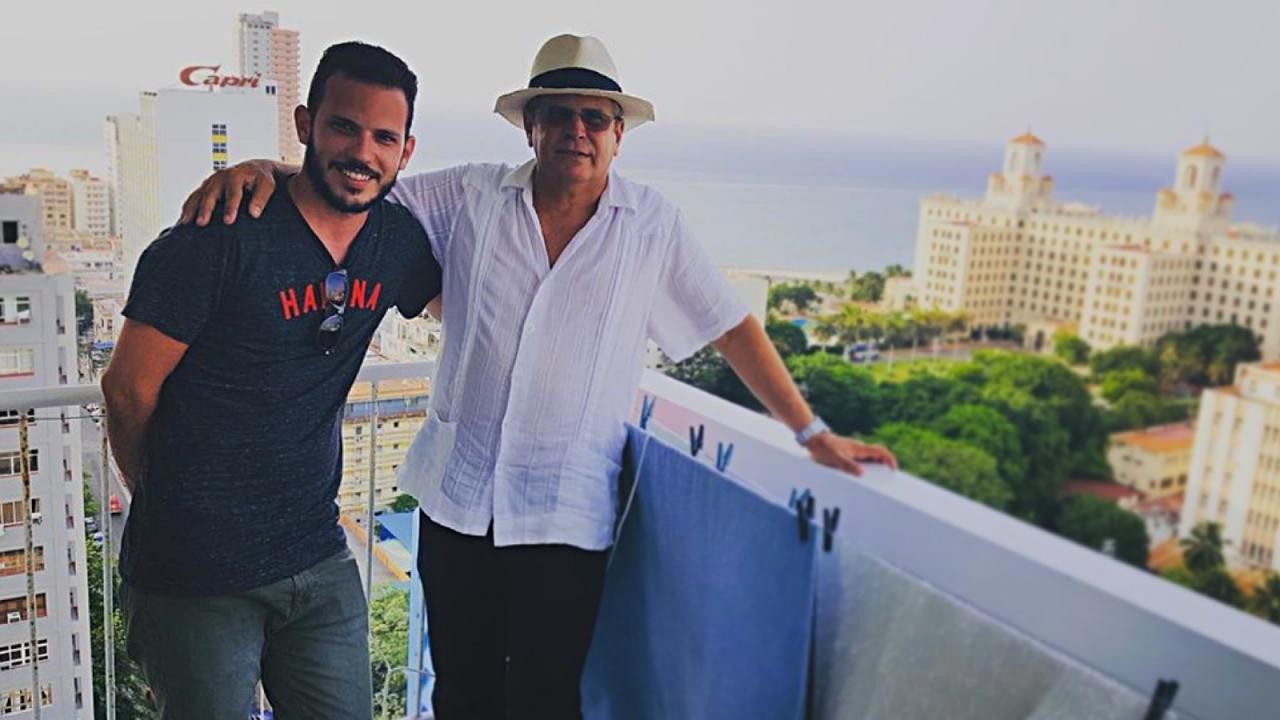 Homero Acosta junto a su hijo, en La Habana.