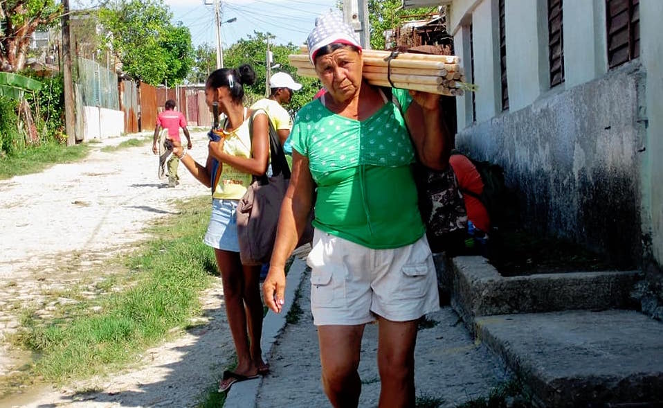 Mujer cubana en un barrio de La Habana.