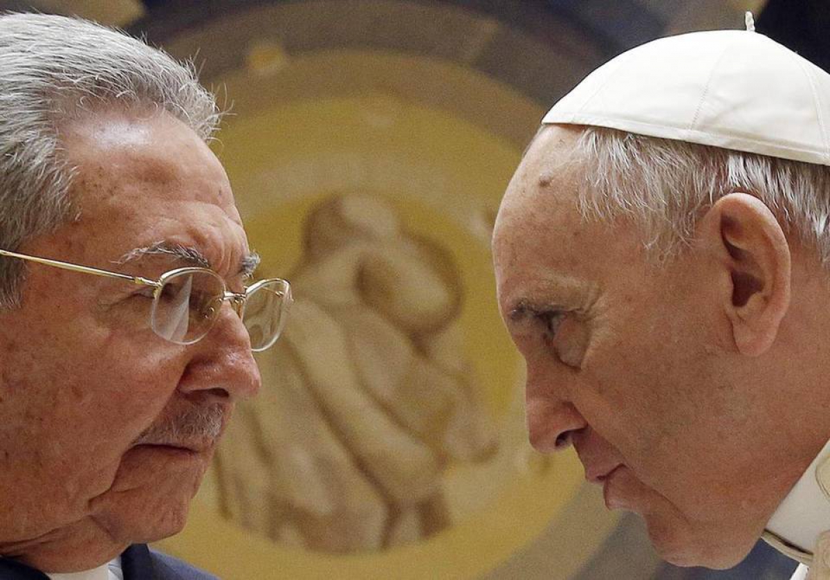 Raúl Castro y Francisco, Vaticano, mayo de 2015. 