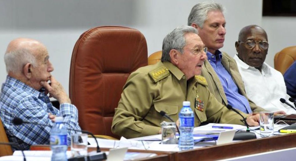 Raúl Castro habla durante un pleno anterior del PCC.