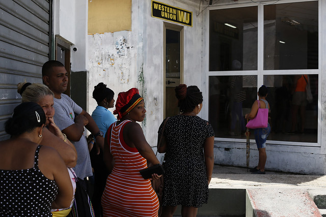 Cubanos reciben remesas.