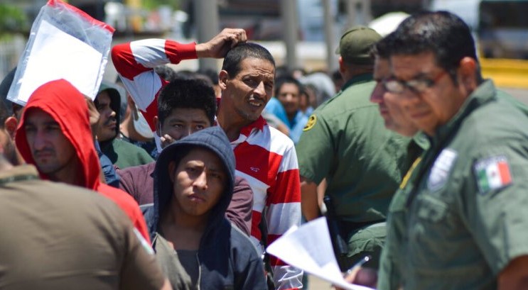 Chequeo de migrantes en un cruce de Nuevo Laredo. 