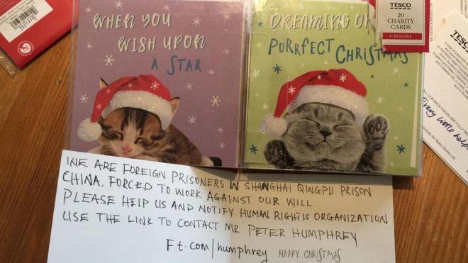 La tarjeta navideña con el mensaje manuscrito.