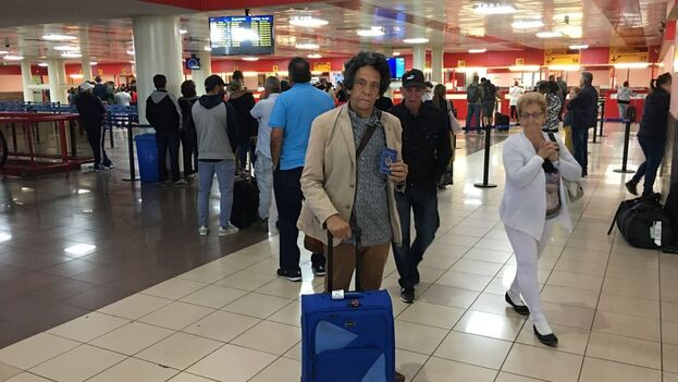 El periodista Reinaldo Escobar, tras ser impedido de viajar a Colombia. 