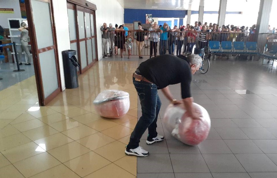 Un pasajero arrastra su propio equipaje en la Terminal 2 del Aeropuerto Internacional José Martí.